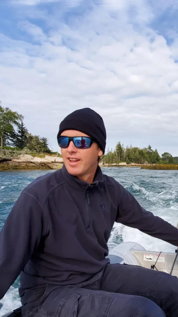 Nous pouvons voir Sebastien, le skipper de Mama Beluga, ocean coaching qui pilote un zodiaque