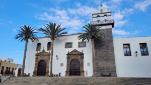 Une vieille église dans les rues pavées du centre ville piéton de Garachico à Tenerife.